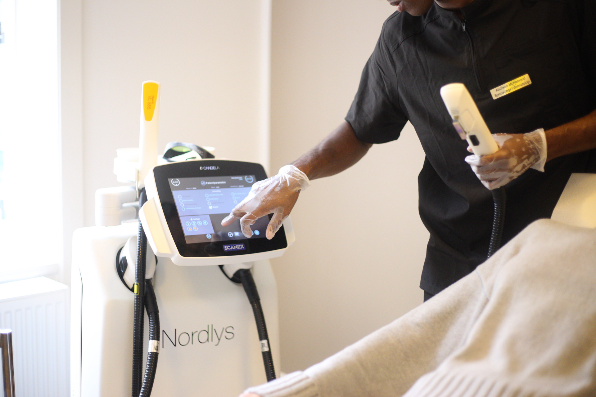 Laserbehandlingsmaskine