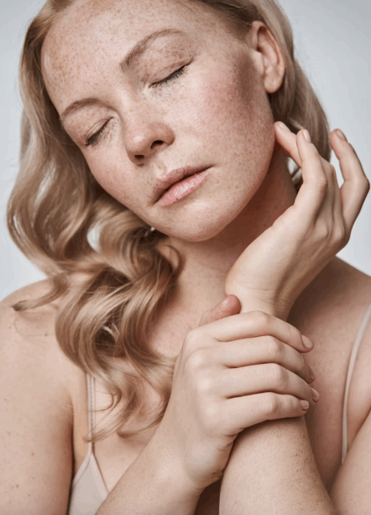 kvinde der har fået hudbehandling